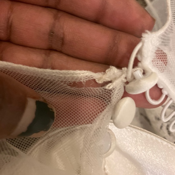 Lace wedding dress with medium train. - Picture 16 of 16